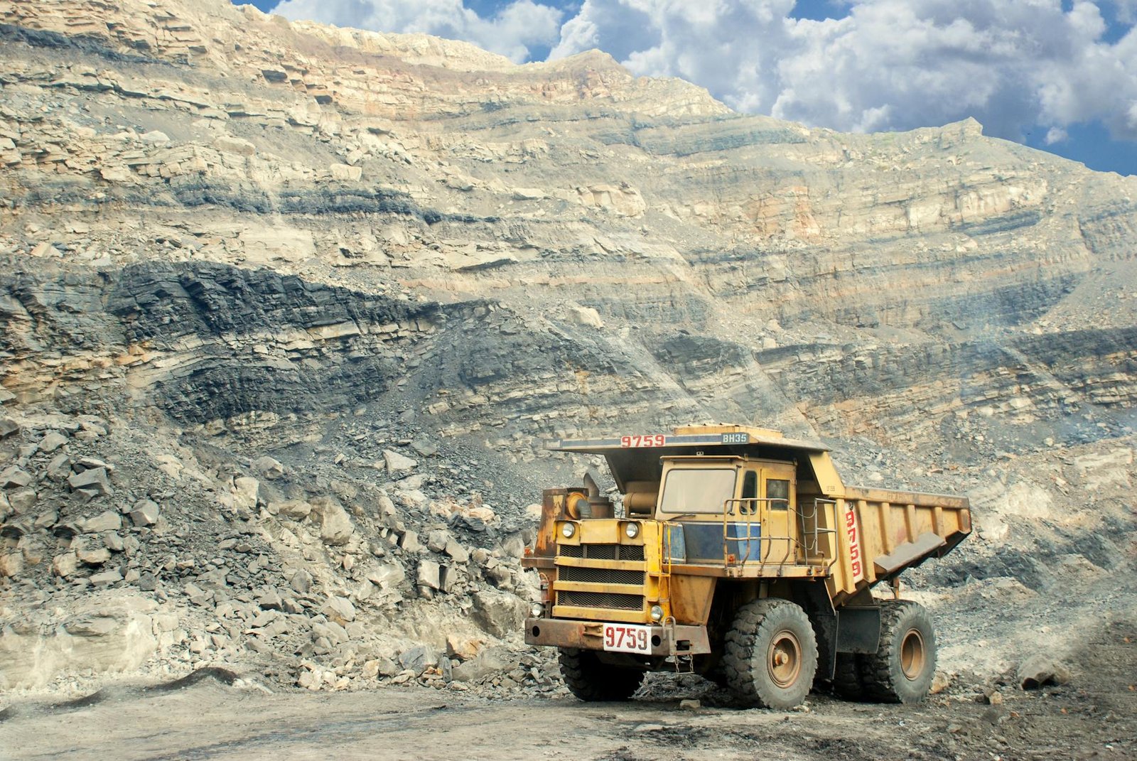 Niger takes control of Arlit uranium mines with new national company