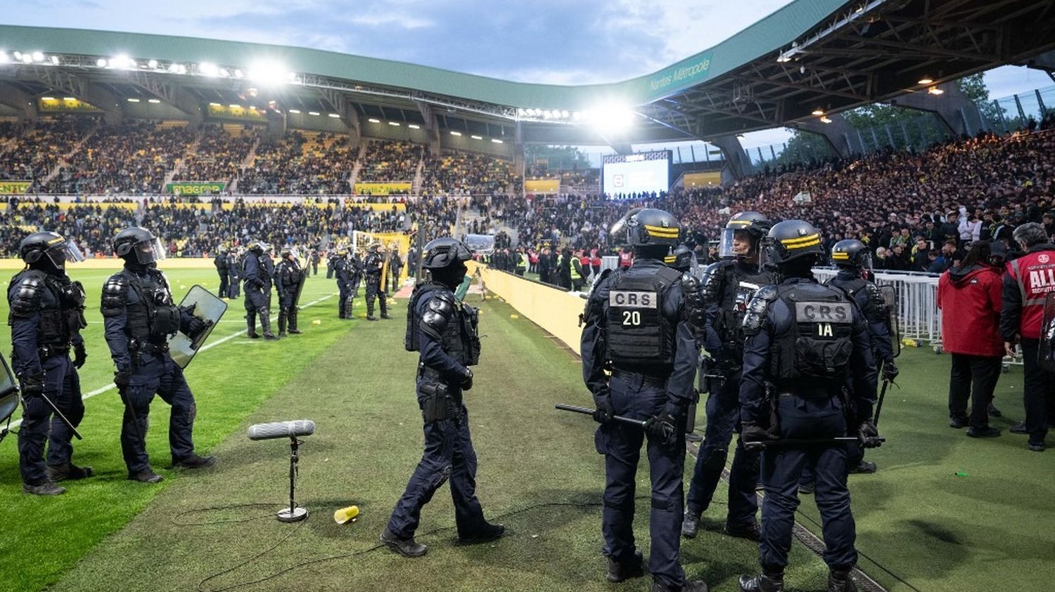French sports minister condemns ‘unacceptable violence’ after ligue 1 match chaos