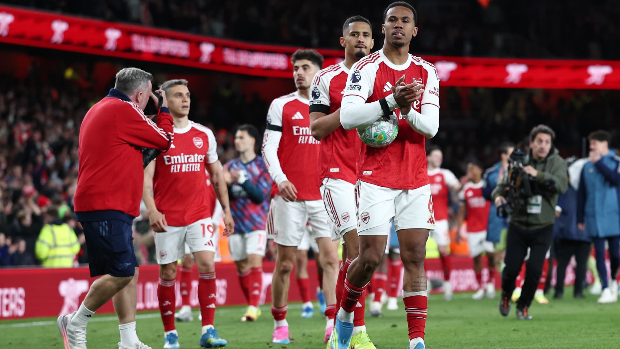 Arsenal eyes premier league title as manchester city face final challenge