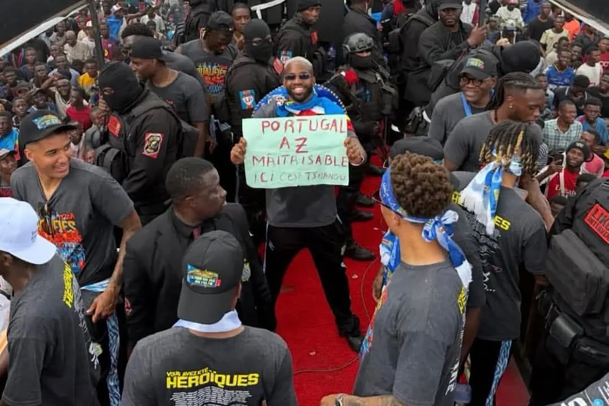 Congolese footballer Cédric Bakambu holding a sign reading 'manageable' in June 2026.