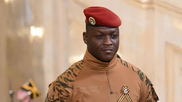 Le chef militaire du Burkina Faso, Ibrahim Traore, porte un uniforme militaire avec un chapeau rouge.
