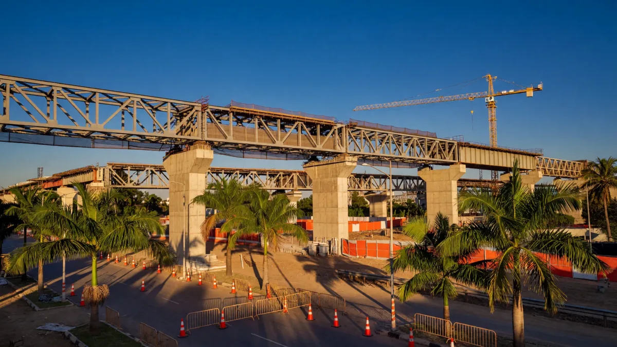 Abidjan metro project: rue des Caraïbes closed for major rail bridge construction
