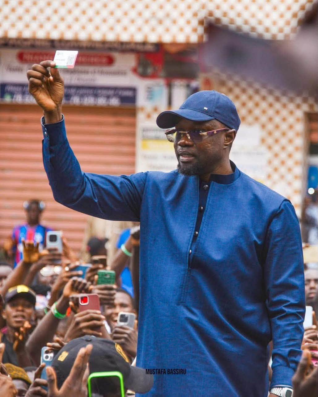 Triumphant crowd greets Senegal’s sonko in dakarois suburbs