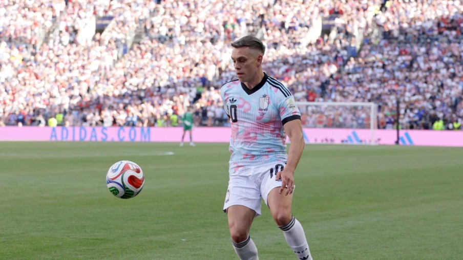 Leandro Trossard in Besiktas kit Leandro Trossard in Besiktas kit