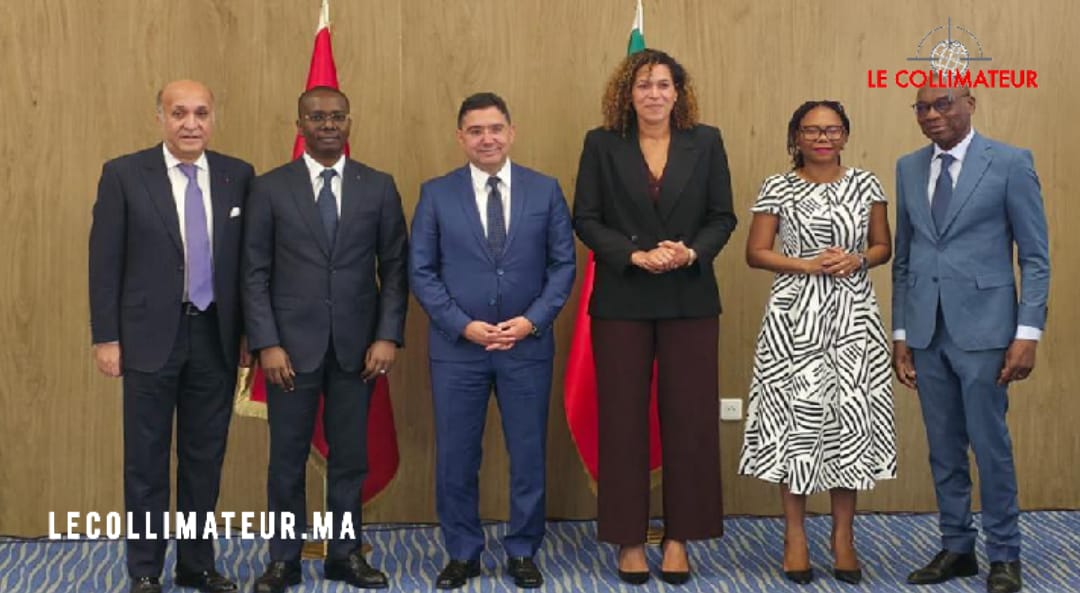 Bénin and Morocco officials reviewing cooperation documents
