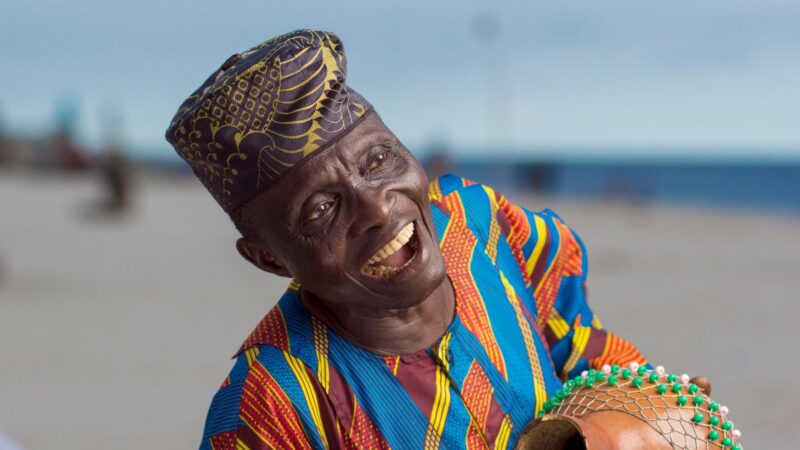 Sénégalais Baaba Maal speaks for climate justice at un podium