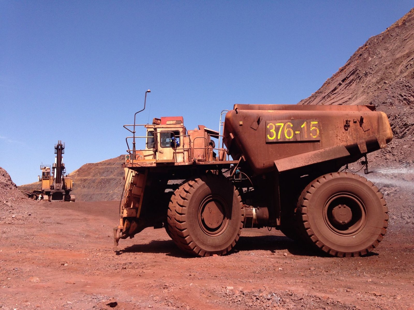 Gabon’s extractive sector faces decline amid oil struggles and manganese growth