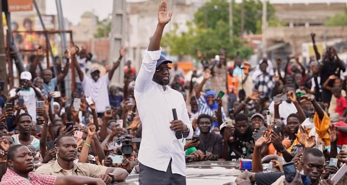 Sonko resumes card sales campaign after pause